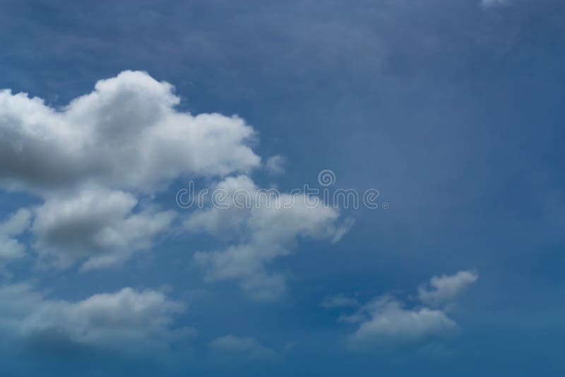 Chmury jasny niebo dla tła fotografia stock Chmury jasny niebo dla tła fotografia stock