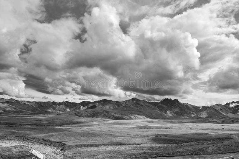 Chmury Nad Alaska ` s Denali parkiem narodowym zdjęcia stock Chmury Nad Alaska ` s Denali parkiem narodowym zdjęcia stock