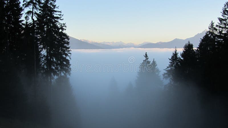 Chmury w górach alps fotografia stock Chmury w górach alps fotografia stock