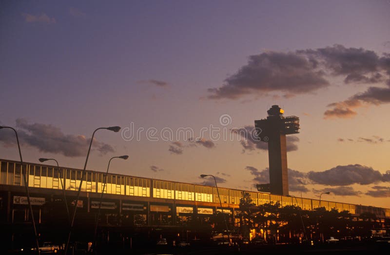 chmurzący rafinerii oleju do nieba Kennedy lotnisko przy zmierzchem, Miasto Nowy Jork, NY