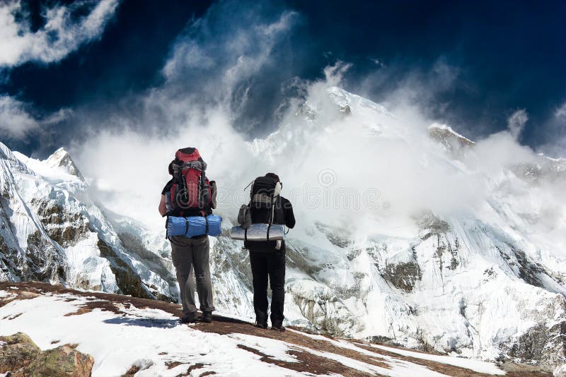 Cho Oyu avec le trekker - vallée de Khumbu - le Népal photo stock Cho Oyu avec le trekker - vallée de Khumbu - le Népal photo stock