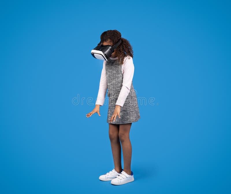 Menina Negra Nos óculos Vr Joga Jogo Online Diverte-se Olhando Para O  Espaço Livre Foto de Stock - Imagem de tecnologia, menina: 277289230