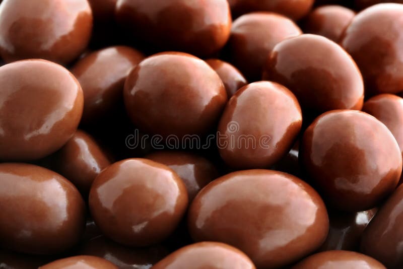 Chocolade-behandelde Pinda's stock foto's Chocolade-behandelde Pinda's stock foto's