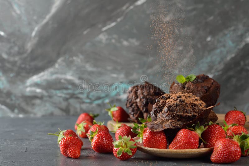 Chocolade cupcakes met aardbeien stock afbeelding Chocolade cupcakes met aardbeien stock afbeelding