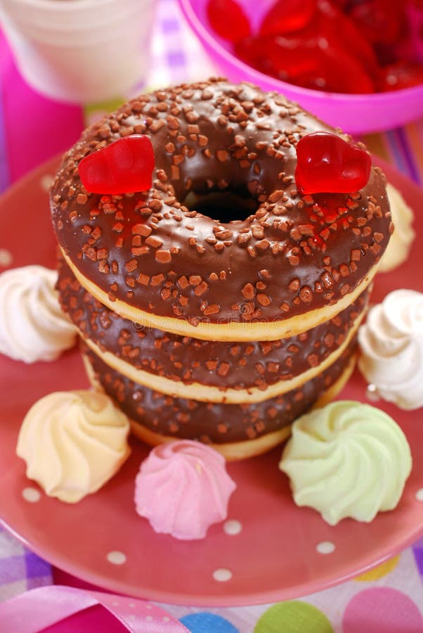 Chocolade donuts voor valentijnskaart stock foto's Chocolade donuts voor valentijnskaart stock foto's