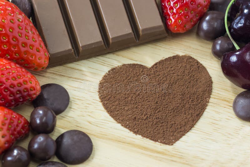 Chocolade en aardbei op houten hart als achtergrond en vorm van c royalty-vrije stock afbeelding Chocolade en aardbei op houten hart als achtergrond en vorm van c royalty-vrije stock afbeelding