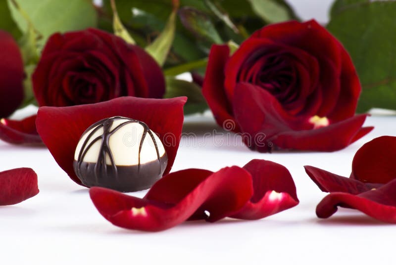 Chocolade en rozen royalty-vrije stock afbeelding Chocolade en rozen royalty-vrije stock afbeelding