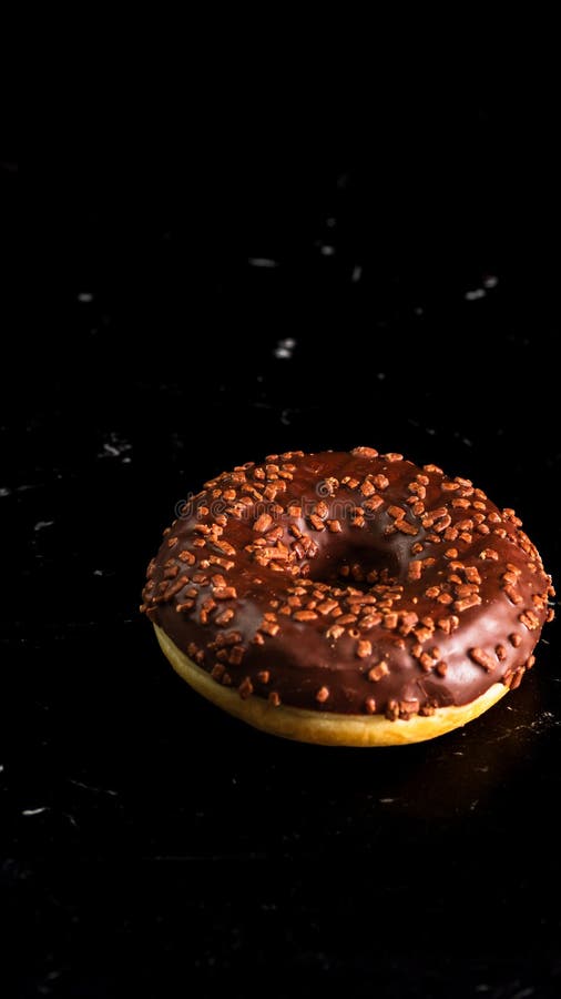Chocolade met chocoladechips geïsoleerd. sluiting van heerlijke donut royalty-vrije stock afbeeldingen