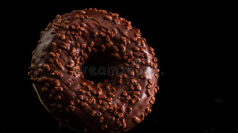 Chocolade met chocoladechips geïsoleerd. sluiting van heerlijke donut royalty-vrije stock fotografie