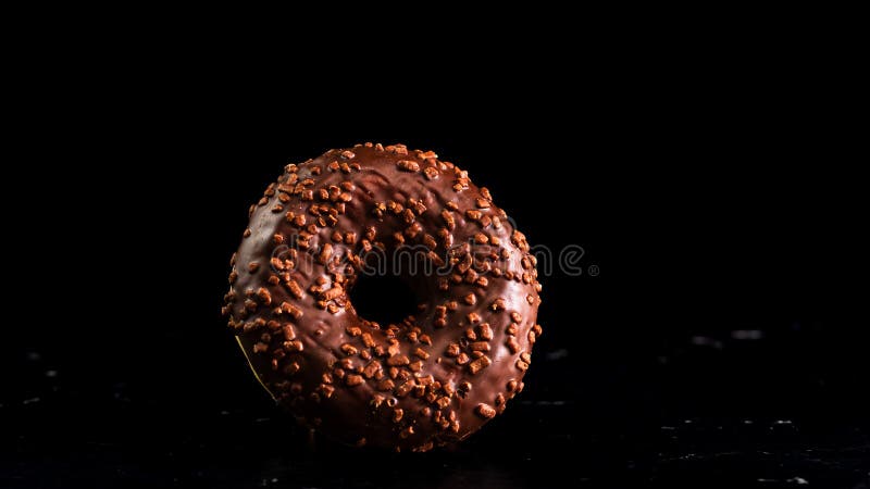 Chocoladeglazuurde donut met chocoladechips, geïsoleerd. Close-up van een heerlijke donut stock afbeelding
