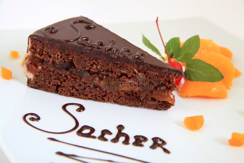 Chocolade sacher cake met decoratie royalty-vrije stock foto Chocolade sacher cake met decoratie royalty-vrije stock foto