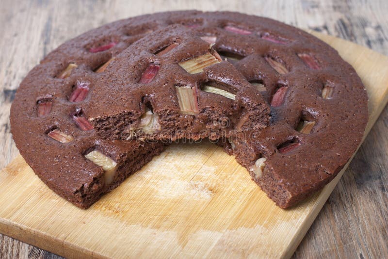 Chocoladecake met rabarber stock foto