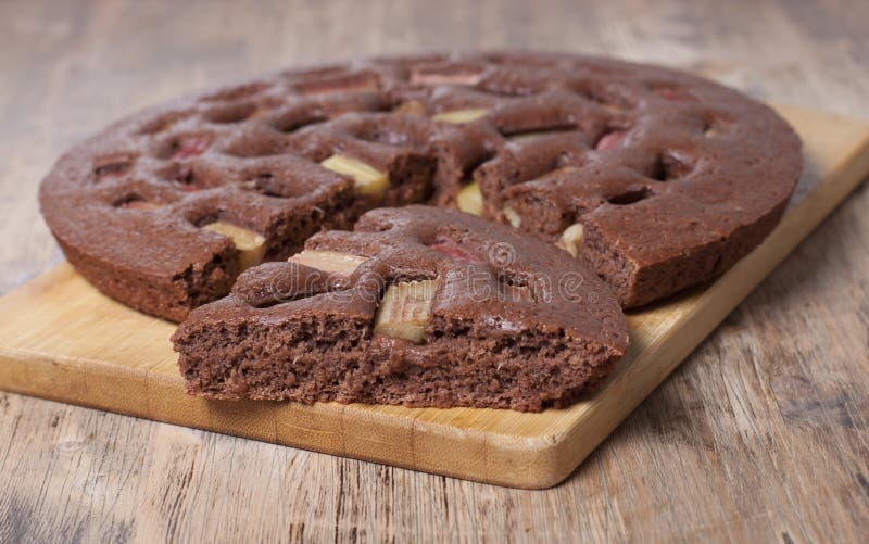Chocoladecake met rabarber op een houten raad stock foto