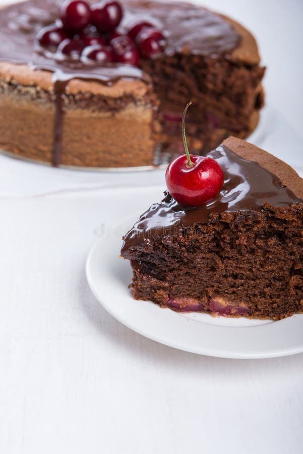 Chocoladecake met sappige kersen stock foto's Chocoladecake met sappige kersen stock foto's
