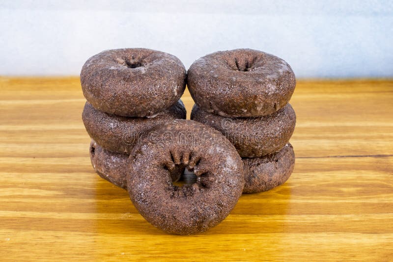 Chocoladedonuts op een houten tafel stock afbeeldingen