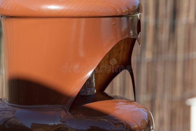 chocoladefontein voor fondue royalty-vrije stock foto's chocoladefontein voor fondue royalty-vrije stock foto's