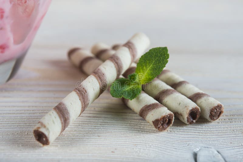 Chocoladekoekjes op een lichte houten achtergrond Wafeltjes met cho stock foto Chocoladekoekjes op een lichte houten achtergrond Wafeltjes met cho stock foto
