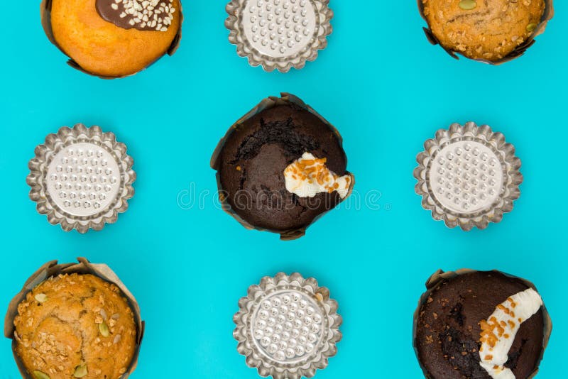 Chocolademuffins op blauwe achtergrond stock foto's Chocolademuffins op blauwe achtergrond stock foto's