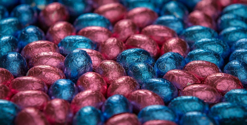 Chocoladepaaseieren die één bevindend ei omringen royalty-vrije stock foto's Chocoladepaaseieren die één bevindend ei omringen royalty-vrije stock foto's