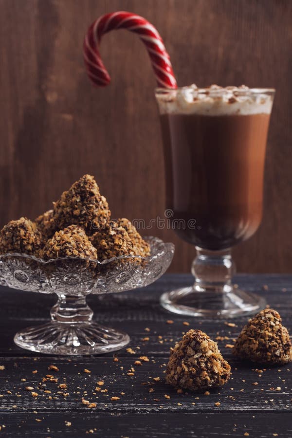Chocoladesnoepjes in wafelcrumbs Cacao met heemst en karamel kleverig suikergoed stock afbeeldingen Chocoladesnoepjes in wafelcrumbs Cacao met heemst en karamel kleverig suikergoed stock afbeeldingen