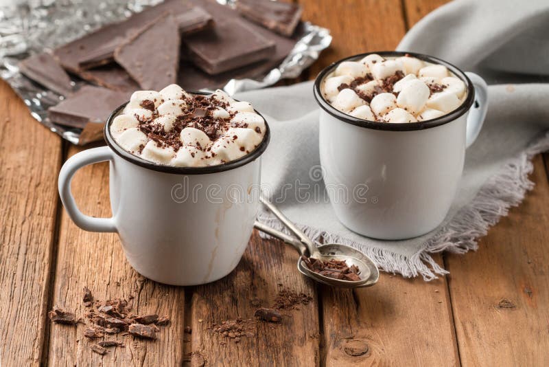 Chocolat Chaud Avec Des Guimauves Dans Des Deux Tasses De Bidon D'émail  Image stock - Image du miettes, objets: 39917615