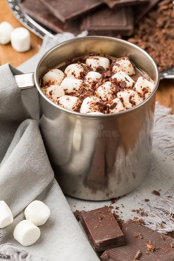 Chocolat Chaud Avec Des Guimauves Dans Des Deux Tasses De Bidon D'émail  Image stock - Image du miettes, objets: 39917615