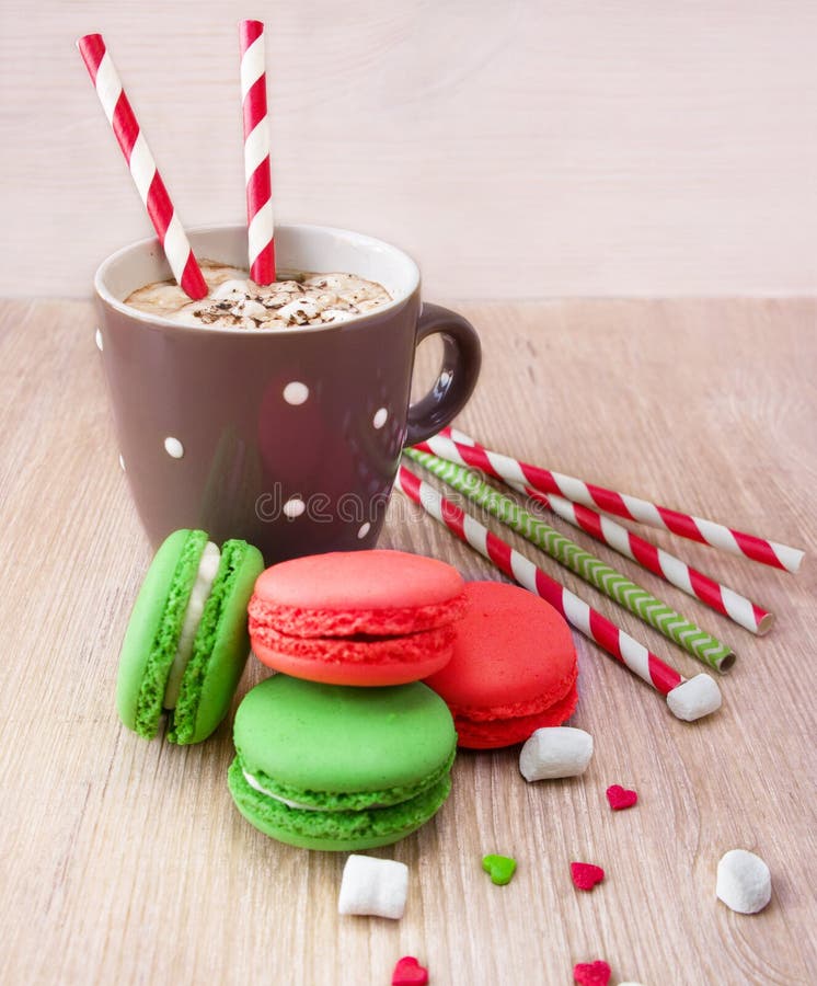 Chocolat chaud avec la guimauve et macarons pour le jour de valentine image stock Chocolat chaud avec la guimauve et macarons pour le jour de valentine image stock
