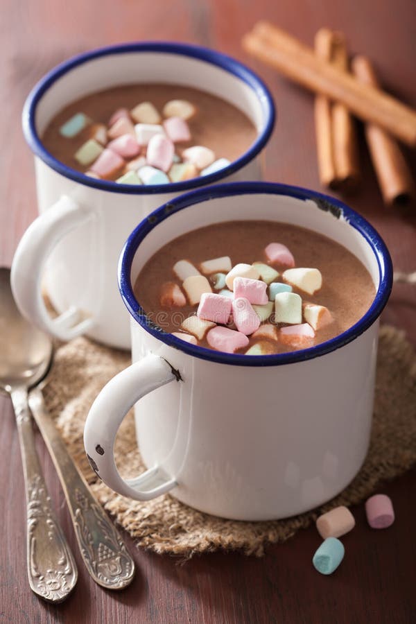 chocolat-chaud-avec-la-mini-boisson-d-hiver-de-cannelle-de-guimauves-66772247.jpg