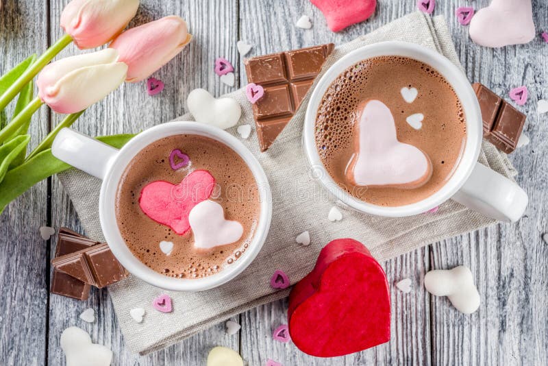 Chocolat chaud de jour de valentines avec des coeurs de guimauve photos stock Chocolat chaud de jour de valentines avec des coeurs de guimauve photos stock