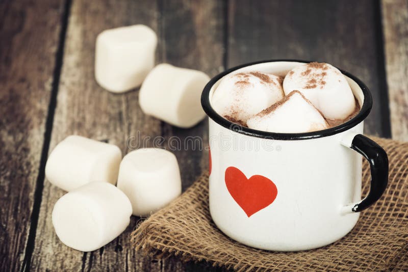 Tasse émaillée De Chocolat Chaud Ou De Café Avec Des Guimauves Et