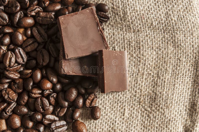 Chocolat et grains de café sur un fond de textile