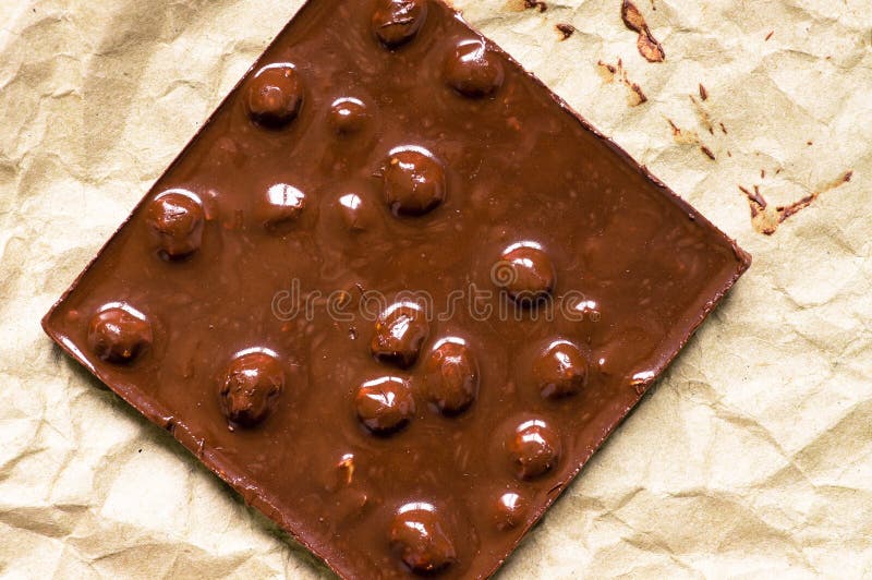 Chocolat foncé avec la fonte d'écrous photographie stock Chocolat foncé avec la fonte d'écrous photographie stock