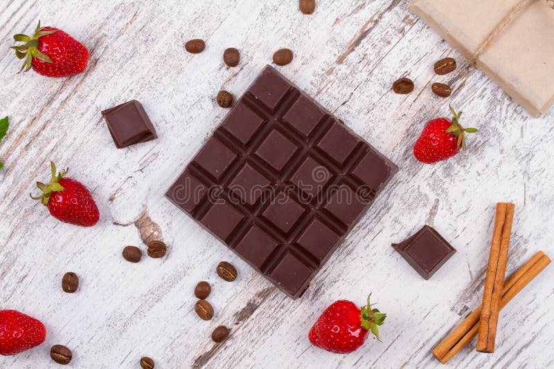 Chocolate bars and strawberries stock photography Chocolate bars and strawberries stock photography
