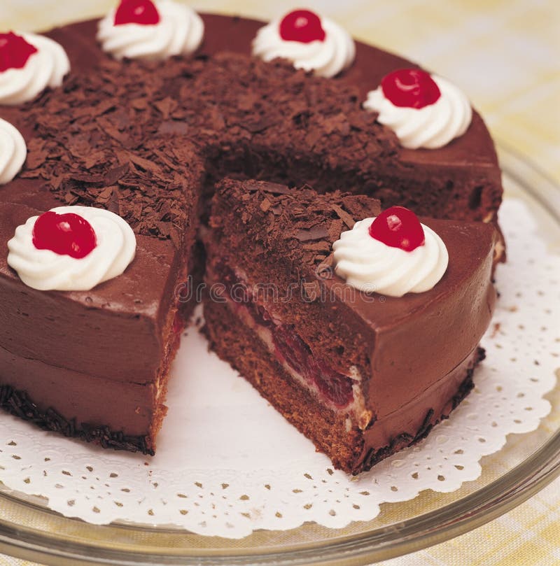 Dunkle Schokoladen-Torte mit Kirschen.