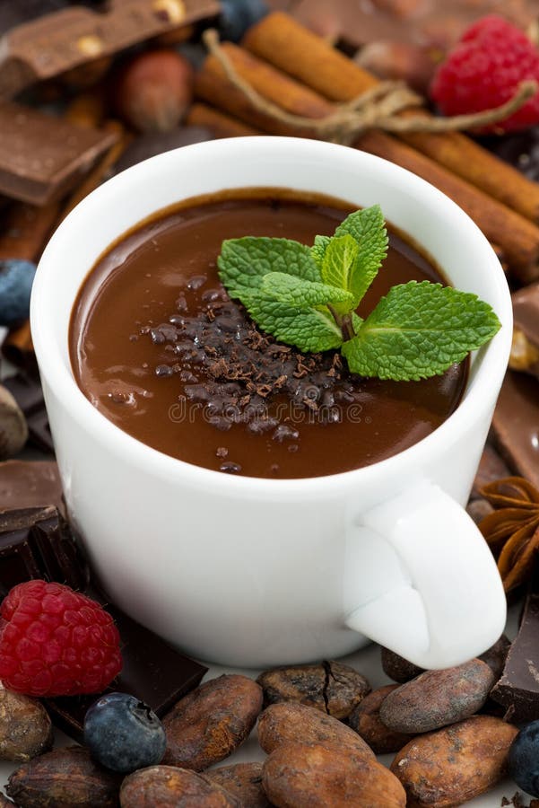 Chocolate Caliente Con La Menta Y Los Ingredientes, Primer Imagen de