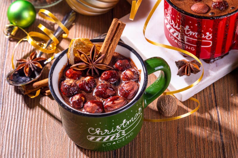 Chocolate caliente de avellanas. Avellanas caseras chocolate caliente de invierno oscuro bebida de cacao con muchas nueces chocolate y especias en cálidas navidades de invierno tazas rojas y verdes con navidad espacio de fondo decorado año nuevo