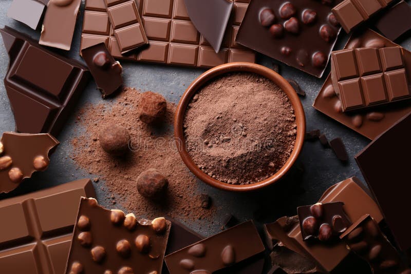 Schokolade stücke Kakao pulver eine schüssel a kugel auf der hölzern tisch.