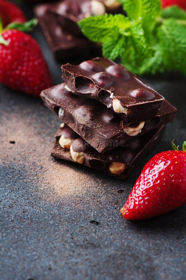 Chocolate Con La Menta Y La Fresa Imagen de archivo Imagen de fondo