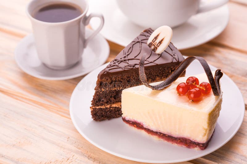 Bolo Doce Com Geleia Da Cereja, Saboroso E Fresco Jogo De Chá Antigo Foto  de Stock - Imagem de biscoito, atolamento: 128271732