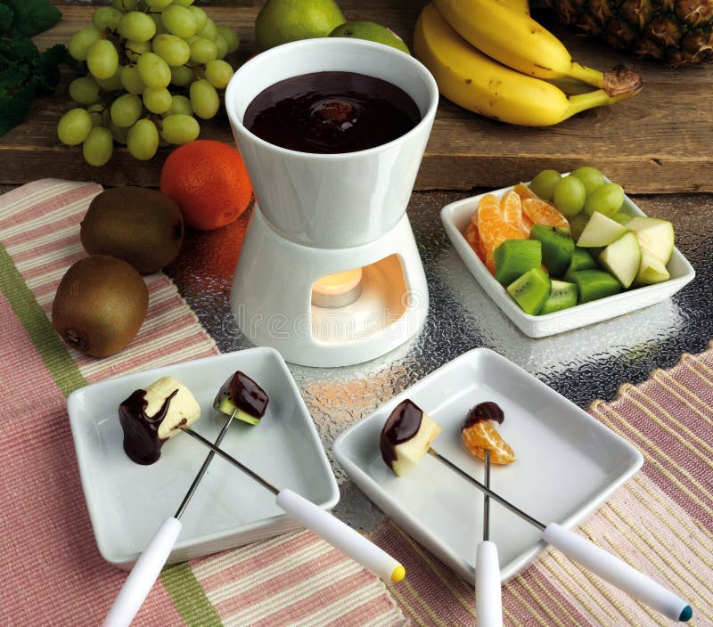 Fonduta di cioccolato con diversi tipi di frutta.