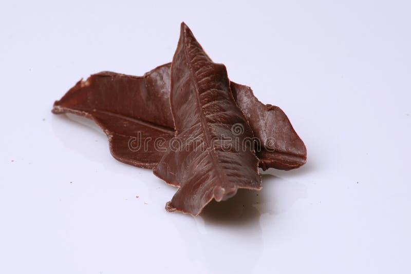 Listy vyrobené z čokolády pre dezerty.