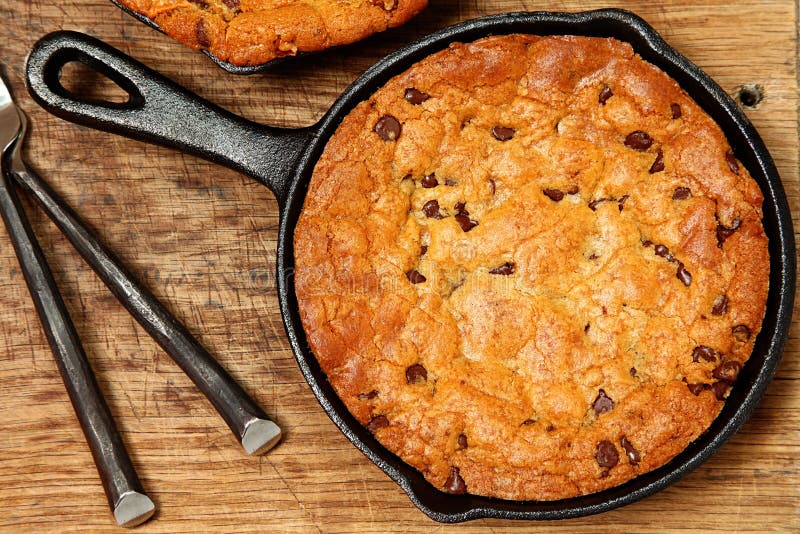 Chocolate libre Chip Skillet Cookie del gluten imagenes de archivo Chocolate libre Chip Skillet Cookie del gluten imagenes de archivo