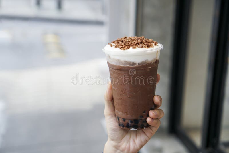 https://thumbs.dreamstime.com/b/chocolate-milkshake-topped-flake-bubble-boba-pearls-plastic-cup-milk-shake-foam-crispy-168602116.jpg