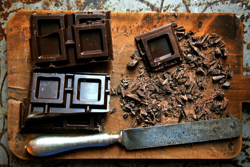 Chocolate oscuro tajado en un tablero de madera
