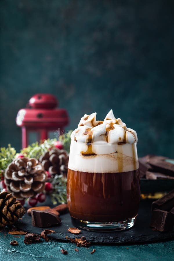 Chocolate quente com creme chicoteado Bebida do chocolate e decorações do Natal foto de stock Chocolate quente com creme chicoteado Bebida do chocolate e decorações do Natal foto de stock