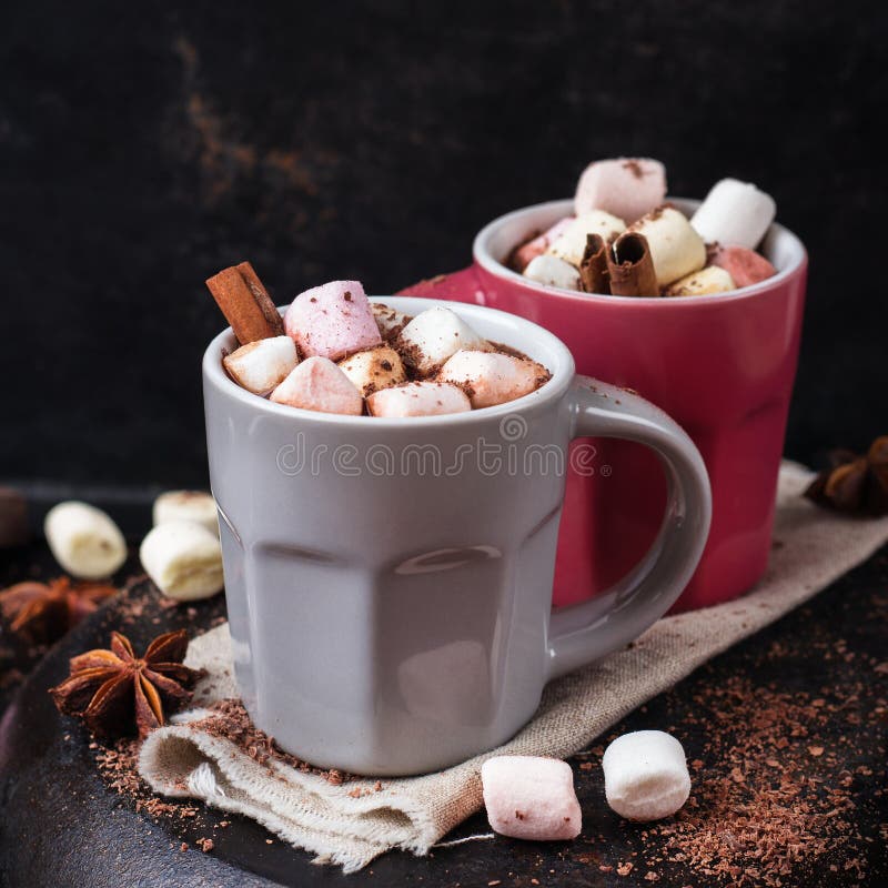 Chocolate quente com marshmallows e especiarias na tabela da obscuridade do grunge fotos de stock royalty free Chocolate quente com marshmallows e especiarias na tabela da obscuridade do grunge fotos de stock royalty free