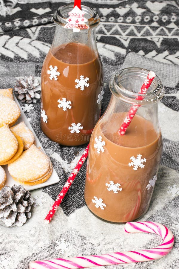 Chocolate quente do Natal, cookies doces e decorações coloridas fotos de stock Chocolate quente do Natal, cookies doces e decorações coloridas fotos de stock