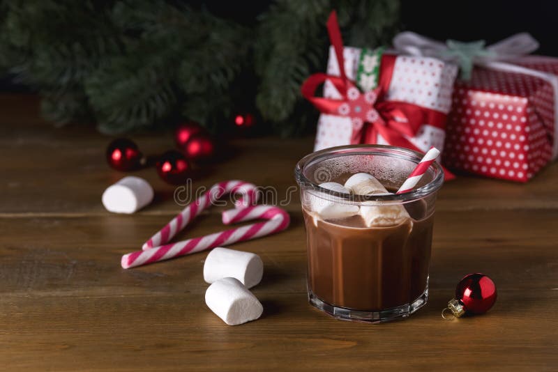 Chocolate quente saboroso caseiro no vidro com os doces festivos Cane Horizontal Copy Space do fundo do Natal do marshmallow fotos de stock royalty free Chocolate quente saboroso caseiro no vidro com os doces festivos Cane Horizontal Copy Space do fundo do Natal do marshmallow fotos de stock royalty free