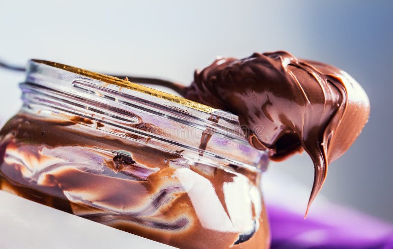 Chocolate separado en cuchara Un tarro de la extensión del chocolate de la avellana imágenes de archivo libres de regalías Chocolate separado en cuchara Un tarro de la extensión del chocolate de la avellana imágenes de archivo libres de regalías