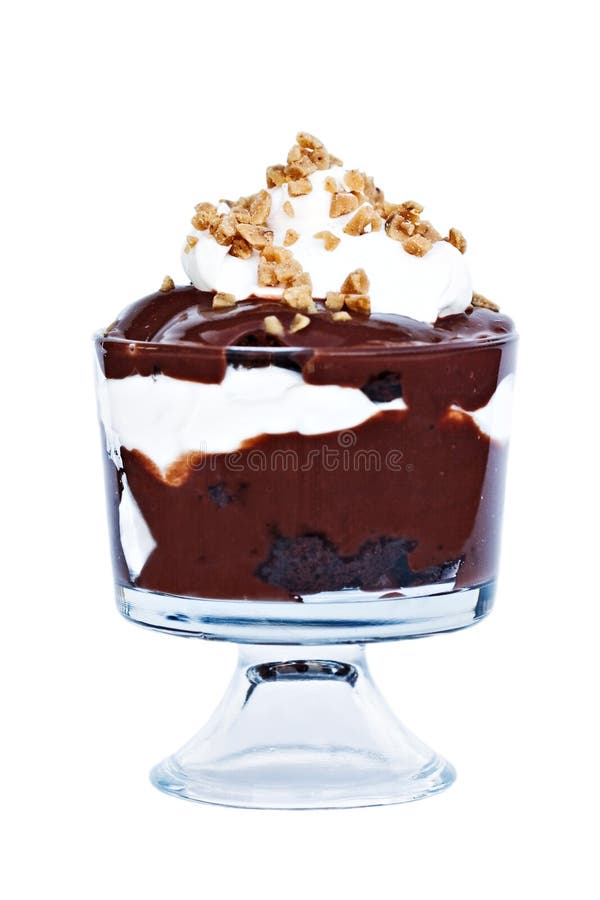 Cioccolato zuppa inglese fatta con una ricca torta al cioccolato e budino al cioccolato isolato su sfondo bianco.